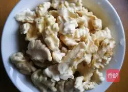 西Illustration of how to make fried walnuts with celery 2