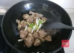 Illustration of how to make corn and duck legs stew 9