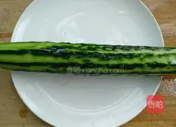 Illustration of how to make shrimp and cucumber strips 4