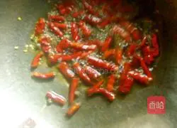 Illustration of how to make Qianjiang chicken offal 7