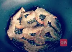 Illustration of how to braised shrimps with garlic oil 7