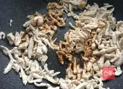 Illustration of how to make fried meat with carrots and fungus 6