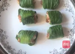 Illustration of how to make lettuce rolls with meat 5
