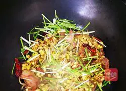 Illustration of how to stir-fry pig head meat with soybean sprouts 6