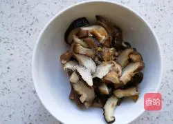Illustration of how to make mushroom rolls 2