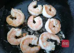 Illustration of how to stir-fry lettuce and shrimp 8