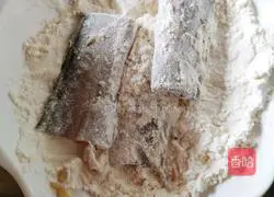 Illustration of how to make festive fried hairtail 3