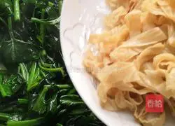 Illustration of how to make stir-fried spinach with tofu skin 7