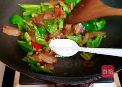 Illustration of how to stir-fry bacon with pepper 8