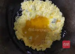 Illustration of how to make sausage and scrambled eggs 5