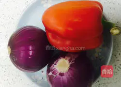 Illustration of how to make fried beef with onions 1