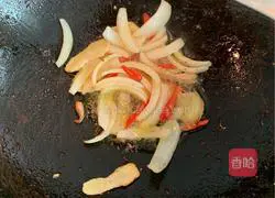 Stir-fried shredded pork with white jade mushrooms Practice illustration 5