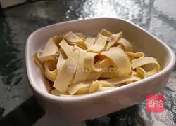 Illustration of how to make steamed bean curd with sausage 1