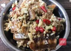 Illustration of how to make spicy steamed preserved fish 4