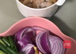Illustration of how to make fried squid with onions 1