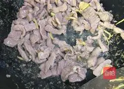 Illustration of how to stir-fry luffa with pork 14