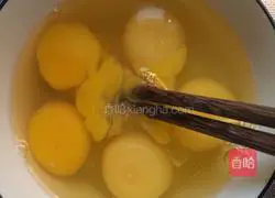 Illustration of how to make fried eggs with green pepper 4