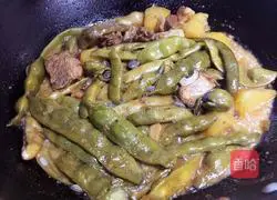 Illustration of how to make ribs, potatoes and beans stewed 16