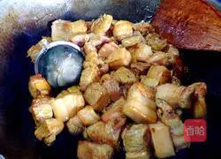 Illustration of how to cook pork with tiger skin eggs 17