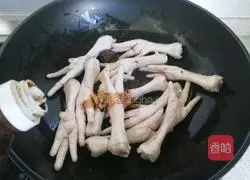 Illustration of how to make peanut stewed chicken feet 8