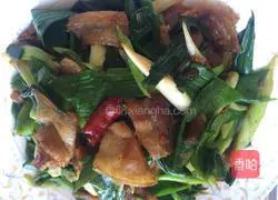 Illustration of how to make fried pork with green garlic 12