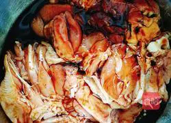 Illustration of how to make black pepper chicken leg rice 1