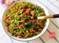 Illustration of how to stir-fry minced meat with chives and moss 1