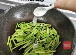 Illustration of how to make fried eggs with garlic moss 9