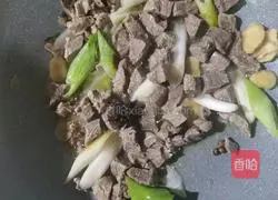 Illustration of how to make beef stew with carrots and potatoes 3