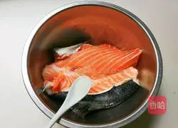 Illustration of how to make pepper salmon bones 4