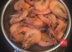 Fry the shrimps in oil Practice illustration 3