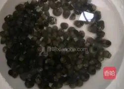Illustration of how to make kale snails 3