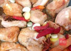 Home-style pork ribs stewed with potatoes Practice illustration 10