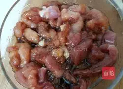 Saute the garlic moss Illustration of how to make shredded pork 2