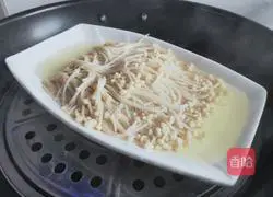 Illustration of how to make enoki mushrooms with chopped pepper 4