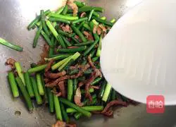Illustration of how to make stir-fried meat with garlic moss 11