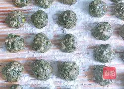 Illustration of how to make shepherd's purse and pork meatballs 8