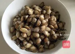 Illustration of how to make spicy fried sea melon seeds 2