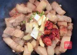  Illustration of how to make braised pork with rose fermented bean curd 6