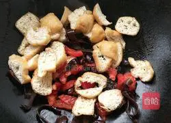 Illustration of how to stir-fry cabbage, fungus and oil fruit 2