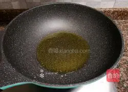 Illustration of how to stir-fry garlic sprouts and dried until fragrant 6