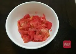 Illustration of how to paste tomatoes on the side of the pot 10