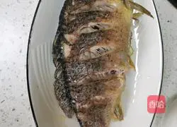 Braised crucian carp recipe illustration 5