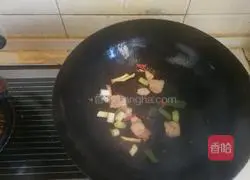 Illustration of how to make fried pork with green garlic 3