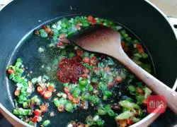 Illustration of how to stir-fry spicy huaha 7