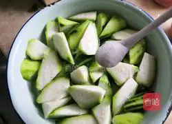 Illustration of how to make fat beef covered loofah 2