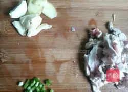 Illustration of how to make fried pork with chili pepper 3