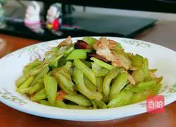 Illustration of how to make fried pork slices with celery 7