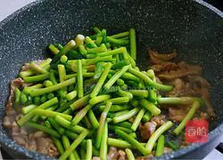 Illustration of how to stir-fry shredded pork with garlic moss 10