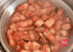  Illustration of how to make braised pork with rose fermented bean curd 10